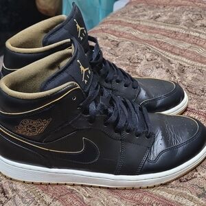 Jordan Men's Black and Gold Sneakers